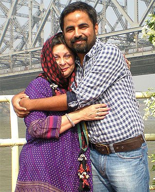 Pia and Sabyasachi in front of Howrah Bridge